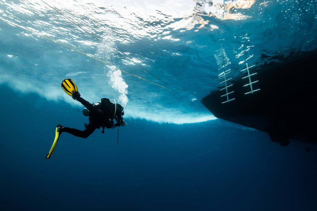 scuba-diver-under-water-swimming-to-the-diving-yac-5N6NCD6.jpeg